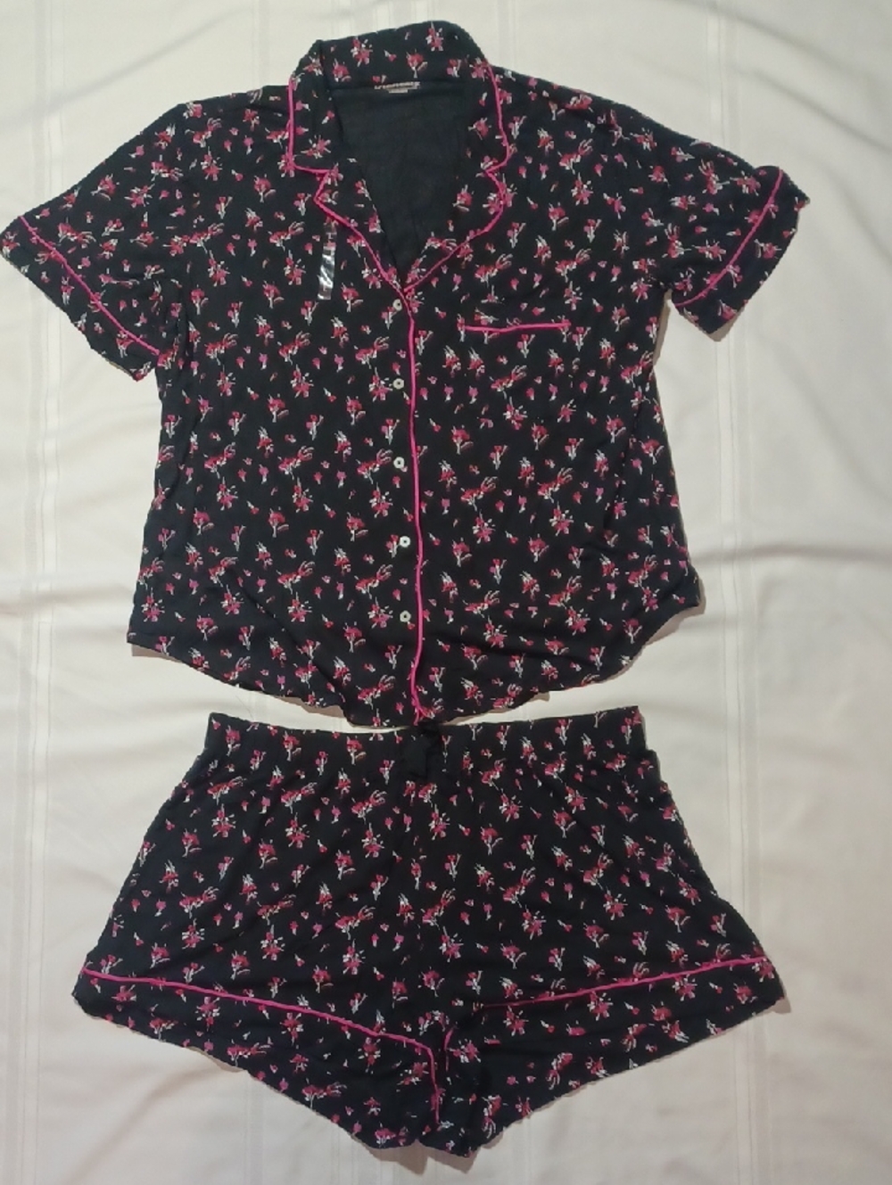 NWT Victorias Secret Women’s Black & Pink Floral Short Pajama Set